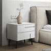 Nammal_Bedroom_Tazita_Almog_004 שידה מודרנית לצד המיטה בצבע לבן גם רגלי מתכת שחורות- דגם ALMOG